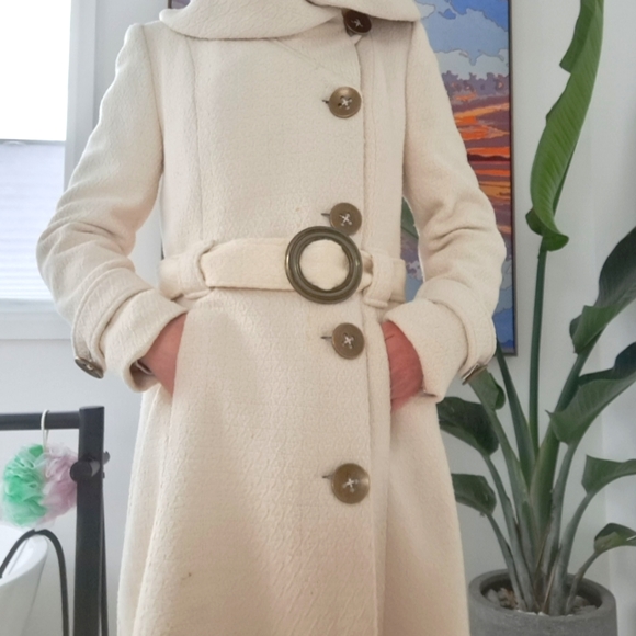 Stunning Cream Coat - Picture 1 of 8